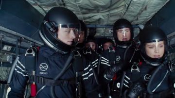 Casco de paracaidismo de Eggsy (Taron Egerton) en Kingsman: Secret Service