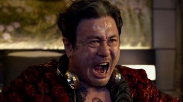 The headphones Aedle Kang (Min-Sik Choi) in Lucy