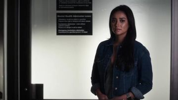 Dungarees Emily (Shay Mitchell) in Pretty Little Liars