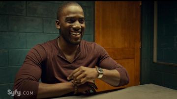 Pulsera de supervivencia de Agent Dolls (Shamier Anderson) en Wynonna Earp (Temporada 1)