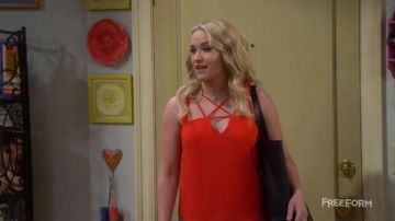 Top orange de Gabi Diamond (Emily Osment) dans Young And Hungry
