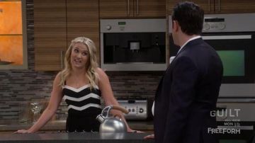 Salopette noire et blanche de Gabi Diamond (Emily Osment) dans Young and Hungry
