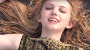 El vestido de Cassie en el trampolín en skins temporada 1