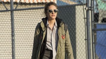 Sunglasses Women of Darlene (Carly Chaikin) in Mr. Robot