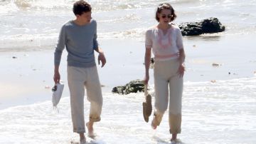 Sneakers striped Vonnie (Kristen Stewart) in Cafe Society