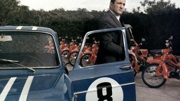 The Renault 8 Gordini of Lino Ventura in Not we'll get angry not