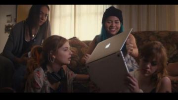 The MacBook Air of Jerrica and her sisters in Jem and the Holograms