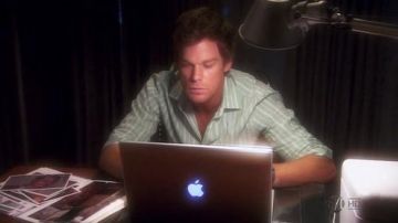 The MacBook pro 2010 to Apple of Dexter Morgan (Michael C. Hall) in Dexter