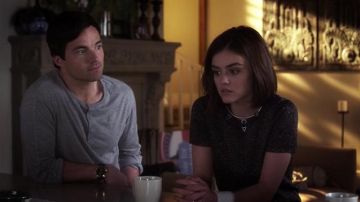 Top metal d' Aria Montgomery (Lucy Hale) in Pretty Little Liars