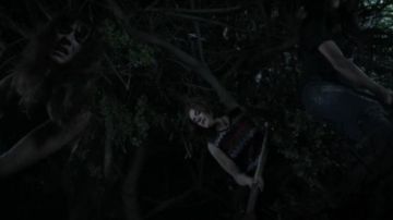 Top zig zag d'Aria Montgomery (Lucy Hale) dans Pretty Little Liars