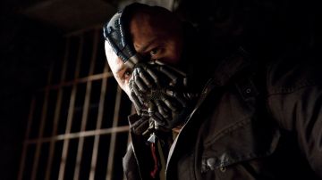 Le blouson en cuir et la veste de Bane (Tom Hardy) dans The Dark Knight Rises