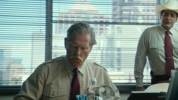 La chemise beige de Sheriff de Marcus (Jeff bridges) dans Comancheria