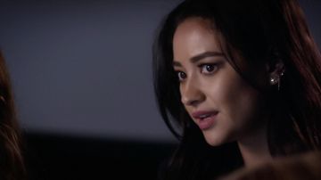The earrings Luv Aj Emily Fields (Shay Mitchell) in Pretty Little Liars