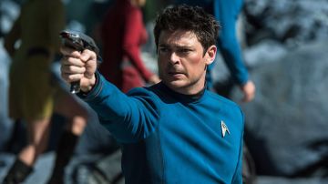The uniform of the Starfleet blue Leonard McCoy (Karl Urban) in Star Trek Beyond