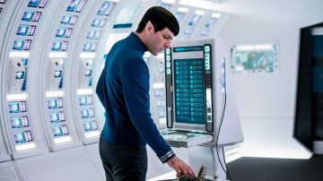 Disfraces de la película Star Trek Beyond: Spock (Zachary Quinto) viste un uniforme azul de la Flota Estelar