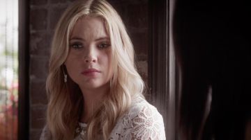 Les boucles d'oreille Natacha Nay de Hanna Marin (Ashley Benson) dans Pretty Little Liars