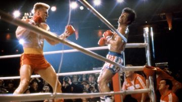 Le short rayé bleu blanc et rouge porté par Rocky Balboa (Sylvester Stallone) dans le film Rocky IV