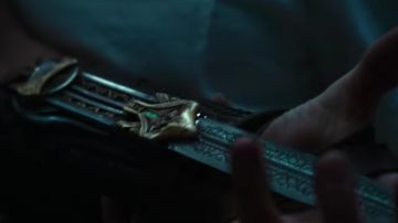 Gloves blade secret of Aguilar (Michael Fassbender) in Assassin's Creed