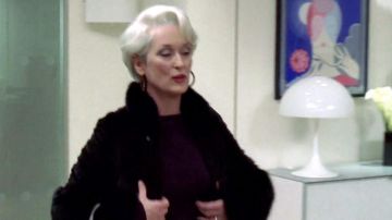 La lámpara blanca louis poulsen de Miranda Priestly (Meryl Streep) en The Devil Wears prada