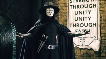 The belt of daggers of V (Hugo Weaving) in V for Vendetta
