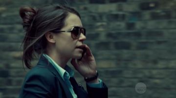 Sunglasses Ray-Ban of Beth Childs (Tatiana Maslany) in Orphan Black S04E01