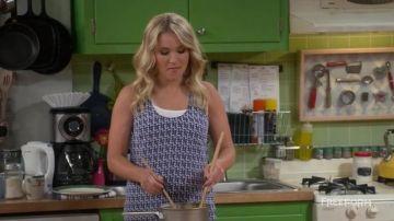 Top débardeur bleu et blanc de Gabi Diamond (Emily Osment) dans Young and Hungry