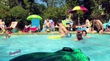 El cocodrilo inflable en las instrucciones de uso de los padres