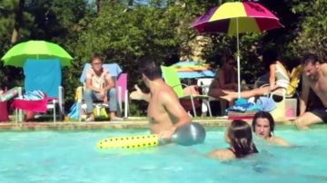 El martillo inflable de Gaby Martinet (Arnaud Ducret) en Padres instrucciones de uso