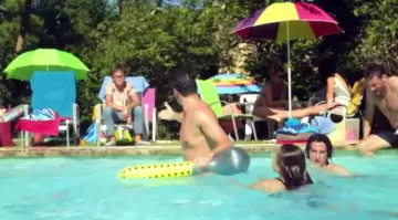 The hammer inflatable Gaby Martinet (Arnaud Ducret) in Parents mode d'emploi