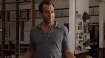 Le polo gris Aviator Nation de Chip (Will Arnett) dans Flaked