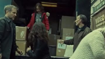 La parka roja de Kira en negro huérfano