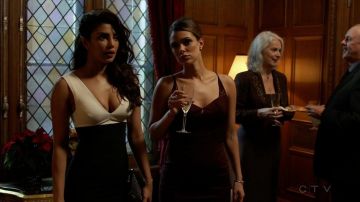 Vestido blanco y negro de Alex Parrish en Quantico