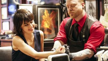 Le top The Kooples de Quinn King (Constance Zimmer) dans Unreal