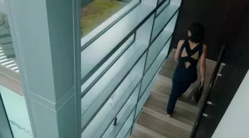 La combinaison Roland Mouret de Quinn King (Constance Zimmer) dans Unreal