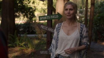 Le top Hollister CO. de Deb Carpenter (Elizabeth Mitchell) dans Dead of Summer