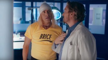 The necklace "shark tooth" Brice Agostini (Jean Dujardin) in Brice de Nice 3