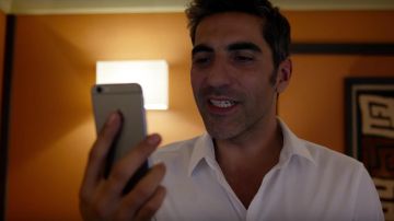The iPhone 6S in José Fernandez (Ary Abittan) in Landing Immediate