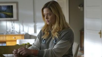 Camiseta de ojo de gato de Hanna Marin (Ashley Benson) en Pretty Little Liars