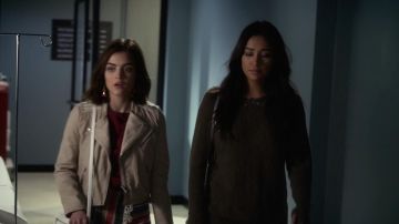 The leather jacket beige Maje of Aria Montgomery (Lucy Hale) in Pretty Little Liars S07E04