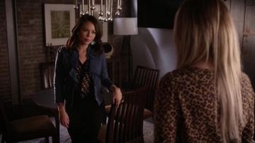 Chemisier Diane Von Furstenberg de Mona Vanderwaal (Janel Parrish) dans Pretty Little Liars