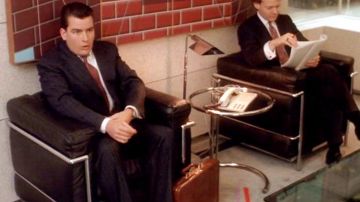 La mesa de Eileen Gray en la sala de espera de Gordon Gekko (Michael Douglas) en Wall Street