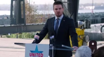 Oliver Queen (Stephen Amell)'s Hugo Boss costume sur Flèche