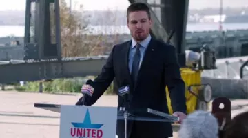 Oliver Queen (Stephen Amell)'s Hugo Boss suit on Arrow