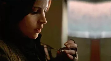 the collar Jyn Erso (Felicity Jones) in Rogue One: A Star Wars