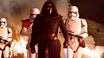 Le costume de Kylo Ren (Adam Driver) dans Star Wars VII : Le Réveil de la Force