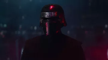 La réplique (changeur de voix / Hasbro) du casque de Kylo Ren (Adam Driver) dans Star Wars VII