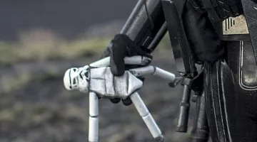 La muñeca Stormtrooper de Jyn Erso (Felictiy Jones) en Rogue One: A Star Wars Story