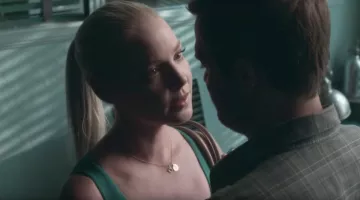 The pendant "T" for Tessa Connover (Katherine Heigl) in Unforgettable