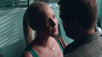 The pendant horseshoe Tessa Connover (Katherine Heigl) in Unforgettable