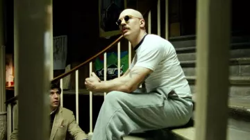 Les lunettes rondes dorées de Charles Bronson (Tom Hardy) dans Bronson